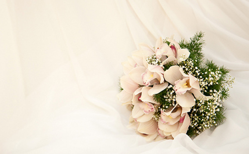 結婚式場に置かれたお祝いの花