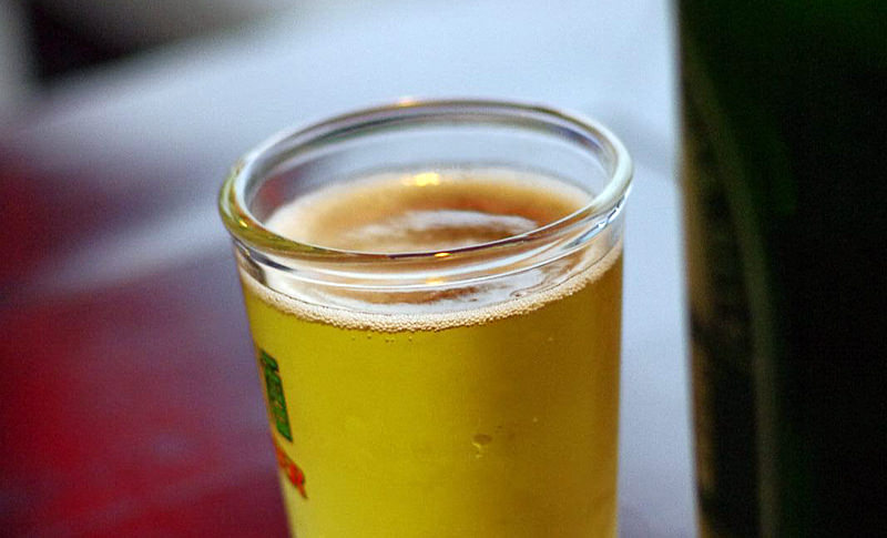 グラスに注がれたビール