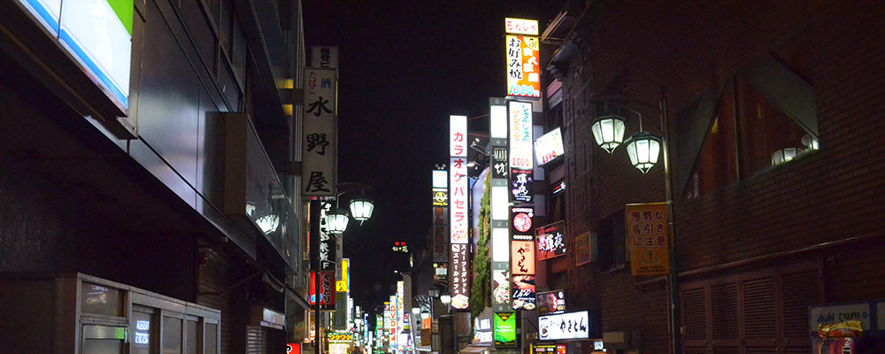 夜の新宿歌舞伎町の様子