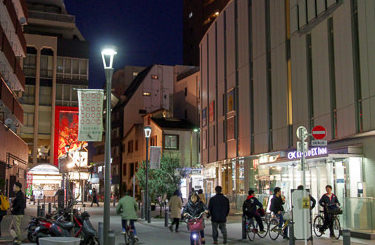 夜の蒲田駅前の様子