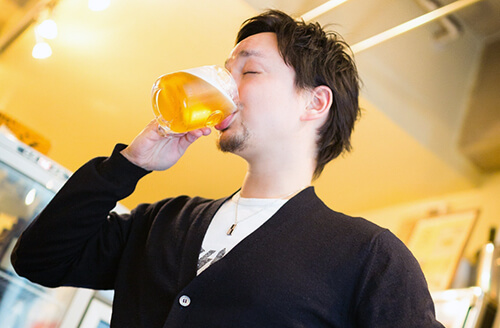 ビールを飲む男性